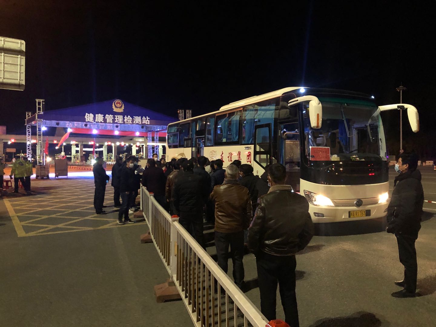 888集团电子游戏集团专车行动，，，，江西籍员工返融！